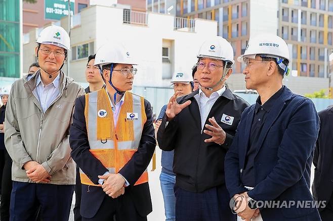박상우 장관, 항타기 전도사고 현장 점검 (서울=연합뉴스) 박상우 국토교통부 장관이 6일 인덕원~동탄 복선전철 제10공구 항타기 전도사고 현장에서 사고 수습 상황을 점검하고 있다. 2025.6.6 [국토교통부 제공. 재판매 및 DB 금지] photo@yna.co.kr