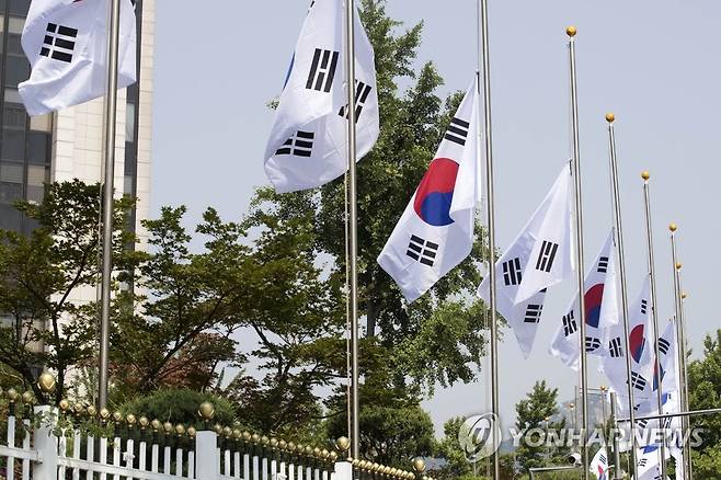 현충일, 조기 게양 [연합뉴스 자료사진]