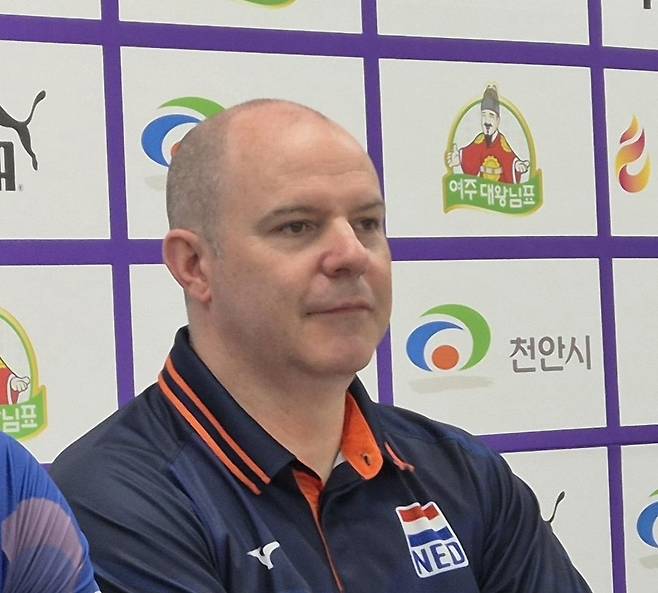 네덜란드 남자 배구대표팀 조엘 뱅크스 감독 (천안=연합뉴스) 김경윤 기자 = 네덜란드 배구 대표팀 조엘 뱅크스 감독이 6일 천안 유관순체육관에서 열린 한국 대표팀과 평가전을 마친 뒤 기자회견에서 취재진 질문을 듣고 있다. 2025.6.6. cycle@yna.co.kr