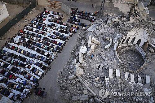 무너진 모스크 옆에서 이드 알아드하 예배 기도하는 가자지구 주민들 [AP=연합뉴스]