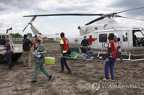남수단에서 부상 환자 이송하는 국제적십자위원회(ICRC) 직원 [AP 연합뉴스 자료사진. 재판매 및 DB 금지]