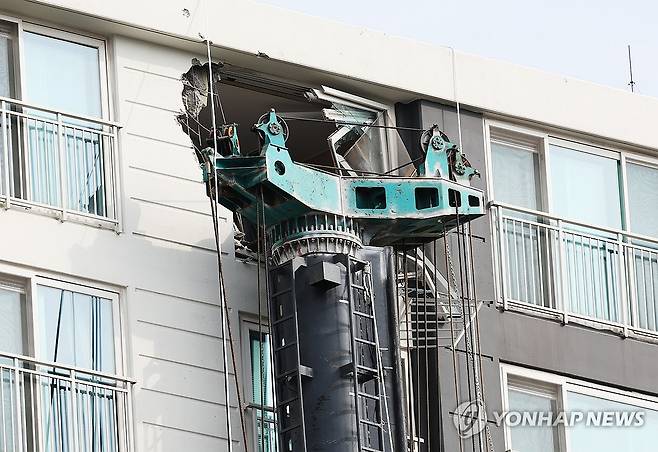 파손된 아파트 (용인=연합뉴스) 홍기원 기자 = 6일 경기도 용인시 기흥구 서천동 인덕원~동탄 복선전철 공사 현장에서 중장비인 천공기(지반을 뚫는 건설기계)가 넘어져 인근 아파트 건물 벽면에 기댄 모습으로 쓰러져 있다.
지난 5일 오후 10시 13분께 발생한 이 사고로 인한 인명 피해는 없었다. 2025.6.6 xanadu@yna.co.kr