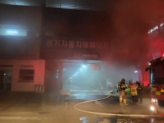 ▲ 6일 오후 10시29분쯤 안산시 초지동 중고차 매매단지에서 불이 나 소방당국이 진화하고 있다. /사진제공=경기도소방재난본부