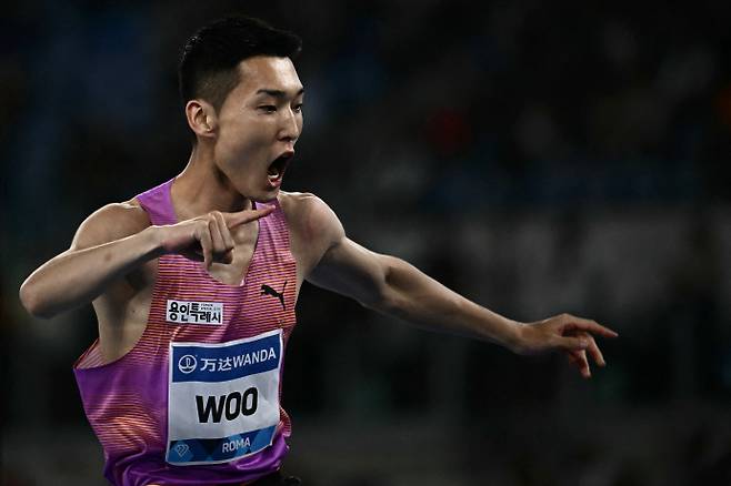 우상혁이 7일(한국시간) 이탈리아 로마에서 열린 2025 세계육상연맹 로마 다이아몬드리그에서 우승을 확정한 뒤 기뻐하고 있다. 연합