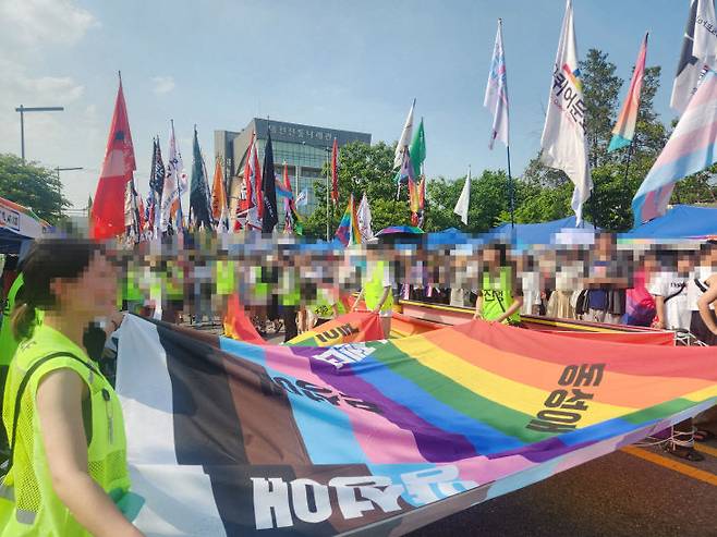 7일 대전 동구 소제동 일원에서 제2회 대전퀴어문화축제가 열려 참가자들이 무지개색 깃발을 펼치고 있다. (사진=정바름 기자)