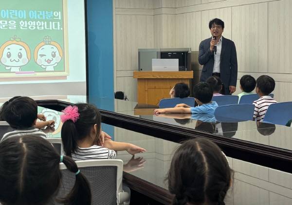 현장체험 핫 플레이스로 각광을 받고 있는 도남정수장을 지난 3월 견학 온 상주시 한마음유치원생들에게 안태용 소장이 안내 설명하고 있다.