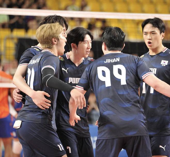 한국 남자 배구 대표팀 선수들이 네덜란드와 평가전에서 득점을 올린 뒤 기뻐하고 있다. 사진=대한배구협회