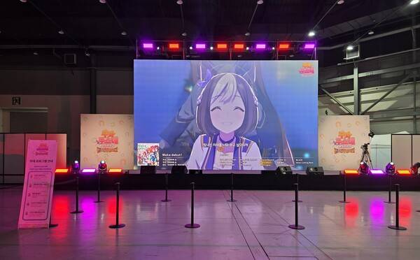 - 아직 현장 무대 프로그램이 진행되지 않아 메인 무대는 한산했다