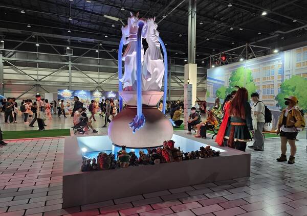 - 트레센 학원 분수대에 하나 둘씩 놓여진 귀여운 인형들