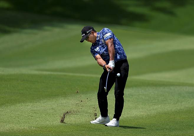 김홍택이 7일 열린 백송홀딩스-아시아드CC 부산오픈 3라운드에서 샷을 하고 있다.