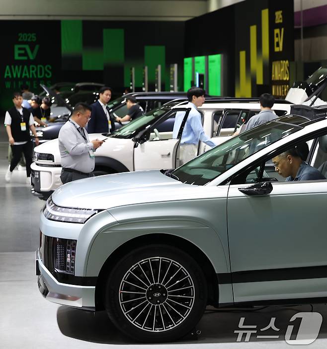 3일 오전 서울 강남구 코엑스에서 열린 'EV트렌드코리아 2025'에서 방문객들이 현대자동차 '아이오닉 9'과 '디 올 뉴 넥쏘' 등 전시 차량을 살펴보고 있다. 2025.6.3/뉴스1 ⓒ News1 오대일 기자