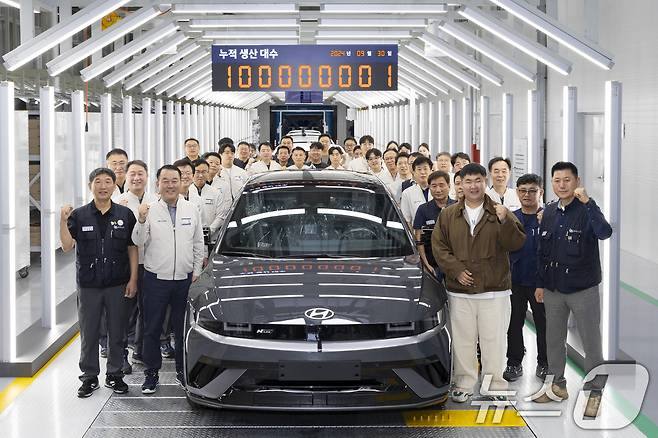 현대자동차가 1967년 자동차 산업에 첫 발을 내딛은 지 57년만에 누적 차량 생산 1억 대를 달성했다고 30일 밝혔다. 현대차는 이날 울산 출고센터에서 글로벌 누적 차량 생산 1억 대 달성 기념 행사를 개최하고, 1억 1번째 생산 차량 '아이오닉 5'를 고객에게 인도했다고 전했다. (현대자동차 제공)2024.9.30/뉴스1 ⓒ News1 송원영 기자