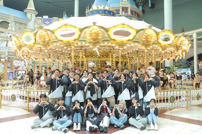 5월 30일 롯데월드 소풍 현장에서 인증샷 미션에 참여하는 SOOP 직원들 (SOOP 제공)