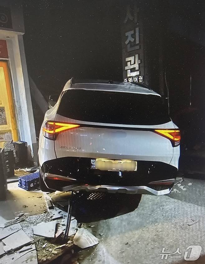 6일 오후 11시 13분쯤 거제시 고현동의 한 교차로에서 60대 여성 운전자가 몰던 스포티지 스포츠유틸리티차량(SUV)이 오토바이를 추돌한 후 인도로 돌진해 10대 여성 보행자가 숨지고 20대 오토바이 운전자와 보행자가 부상을 입었다. 사진은 사고 현장 모습.(독자 제공. 재판매 및 DB금지)