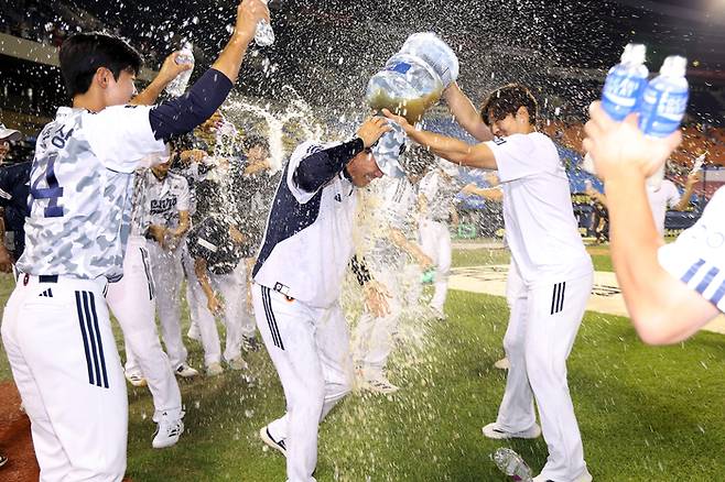 조성환 감독 대행이 선수들의 축하를 받고 있다. 사진 | 두산 베어스