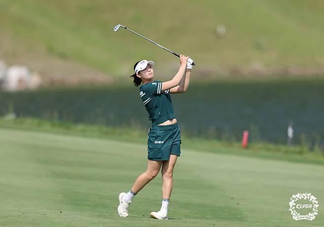 방신실이 상하의를 모두 녹색으로 장식한채 7일 성문안 CC에서 열린 KLPGA투어 셀트리온 퀸즈 마스터즈 2라운드에서 아이언 샷하고 있다. 사진 | KLPGA