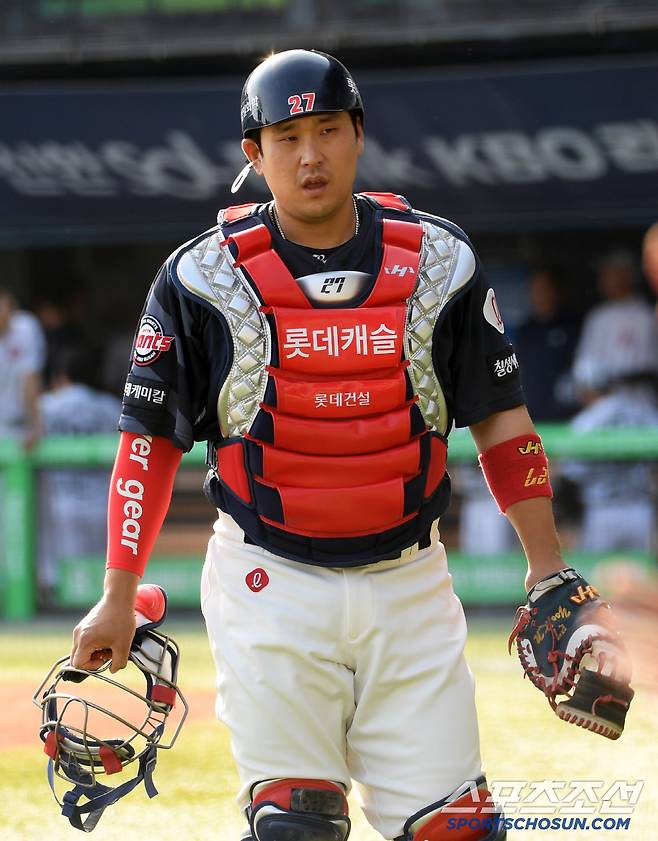 매 경기 최선을 다하고 있는 포수 유강남.