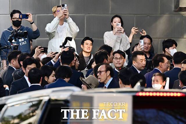 윤석열 전 대통령이 4월 11일 오후 서울 서초동 아크로비스타로 이사하며 주민들의 환영을 받고 있다. 뒤쪽엔 윤 전 대통령을 뒤따르는 김건희 여사의 모습./남윤호 기자