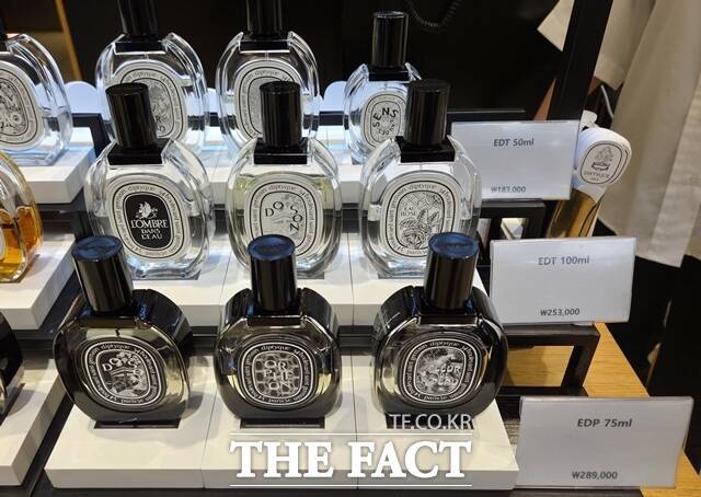 향수는 향료 농도와 지속 시간에 따라 '퍼퓸', '뚜왈렛', '코롱' 등 명칭으로 구분지어 생산되고 가격대도 다르게 책정된다. 사진은 롯데백화점 강남점 딥티크 매장에 진열된 딥티크 '오 드 퍼퓸(EDP)'과 '오 드 뚜왈렛(EDT)' 제품 모습, /우지수 기자