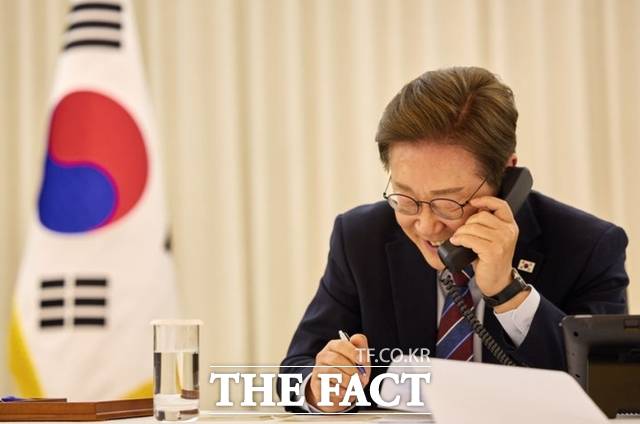 이재명 대통령이 6일 서울 한남동 관저에서 도널드 트럼프 미국 대통령과 전화 통화를 하고 있다. /대통령실