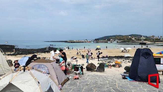 6일 오후, 제주시 조천읍 신흥리 해수욕장에서 연휴를 맞아 몰린 인파들이 텐트를 설치하고 휴식을 즐기고 있다. 박창원 기자.