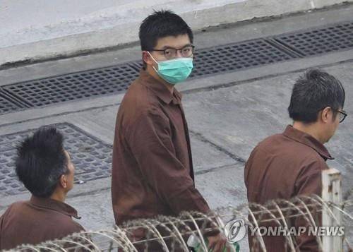 홍콩 교도소에 수감 중인 민주화 활동가 조슈아 웡. 연합뉴스