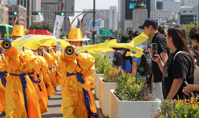지난 5일 오후 서울 광화문광장에서 열린 제1회 국악의날 행사가 진행되고 있다. /박성원 기자