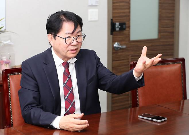 이한주 국정기획위원장이 지난달 21일 서울 여의도의 민주당 중앙당사에서 본지와 인터뷰하고 있다./장경식 기자