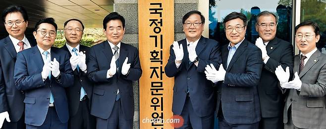 지난 2017년 문재인 정부의 국정기획자문위원회 출범 현판식에서 김진표 위원장 등 관계자들이 박수를 치고 있다. 가장 왼쪽이 이재명 정부에서 국정기획위원장을 맡은 이한주 위원장. 왼쪽에서 네 번째가 김진표 위원장./이태경 기자