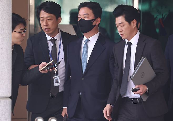 윤석열 대통령 체포 방해 혐의를 받는 김성훈 대통령경호처 차장이 지난 3월21일 서울 마포구 서울서부지방법원에서 열린 영장실질심사를 마치고 취재진의 질문을 받고 있다./뉴스1