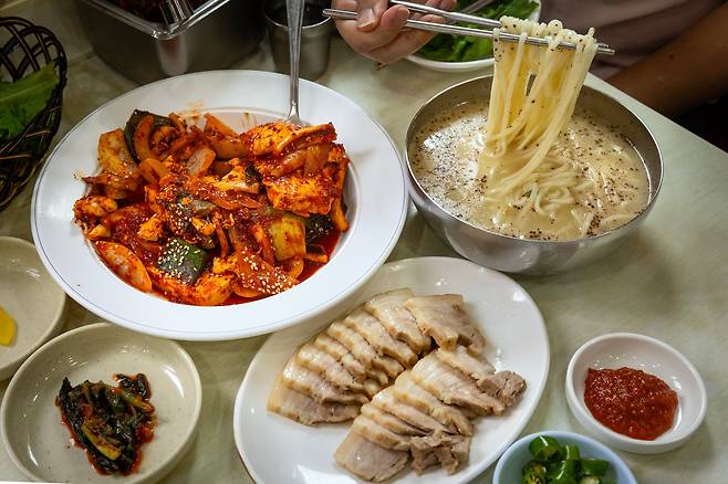'신도칼국수'는 두루치기와 돼지 수육이 칼국수만큼 인기다. /이건송 영상미디어 기자