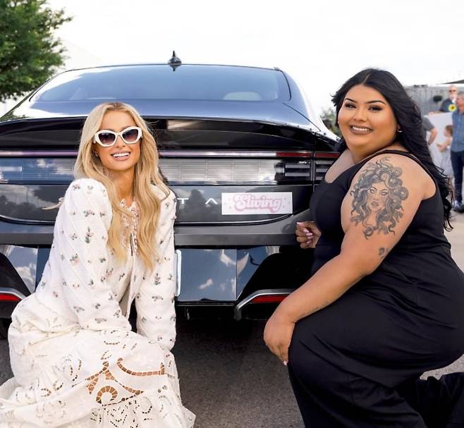 왼쪽부터 패리스 힐튼과 그의 팬 비비아나 곤잘레스. /틱톡