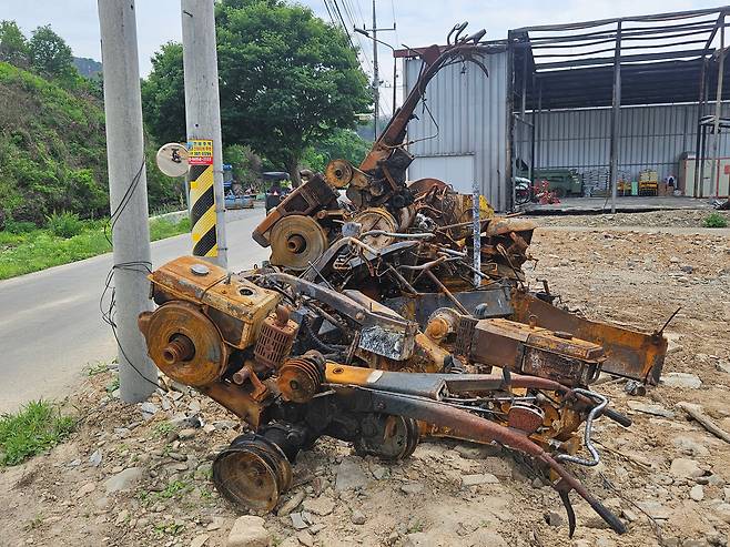 지난달 23일 경북 의성군 단촌면 구계리에 모아둔 산불로 타버린 농기계들. /김민정 기자