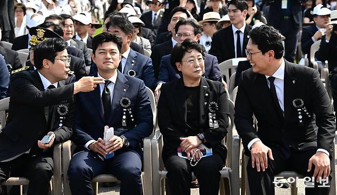 더불어민주당 박찬대 당 대표 권한대행 겸 원내대표, 국민의힘 김용태 비상대책위원장, 조국혁신당 김선민 당 대표 권한대행, 개혁신당 천하람 원내대표 겸 당 대표 권한대행(왼쪽부터)이 6일 서울 동작구 국립서울현충원에서 열린 현충일 추념식에 참석해 행사 시작 전 대화를 나누고 있다. 송은석 기자 silverstone@donga.com