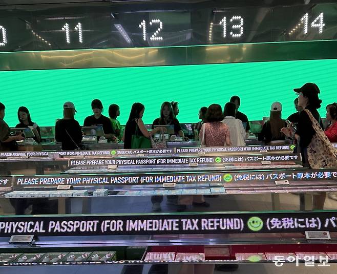 서울 명동에 위치한 올리브영 글로벌 특화매장 모습. 택스 리펀드를 위해 여권을 준비하라는 안내가 나오고 있다. 장은지 기자 jej@donga.com