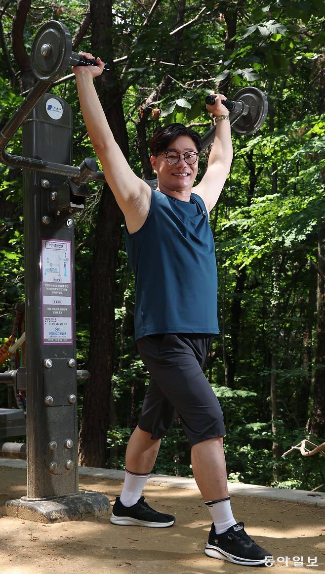 송준섭 강남제이에스병원 원장이 서울 강남구 도곡동 싸리고개공원에서 어깨 강화 운동을 하고 있다. 그는 자신이 수술한 거스 히딩크 전 한국 축구대표팀 감독이 80세 가까운 나이에도 열심히 운동하는 모습을 보고 2년 전부터 근육운동을 시작했다. 신원건 기자 laputa@donga.com