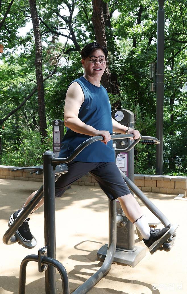 송준섭 강남제이에스병원 원장이 서울 강남구 도곡동 싸리고개공원에서 공중걷기 운동을 하고 있다. 신원건 기자 laputa@donga.com