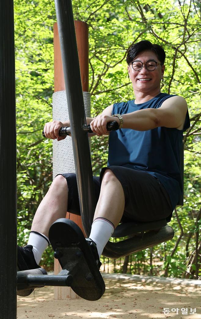 송준섭 강남제이에스병원 원장이 서울 강남구 도곡동 싸리고개공원에서 하체 강화 운동을 하고 있다. 신원건 기자 laputa@donga.com