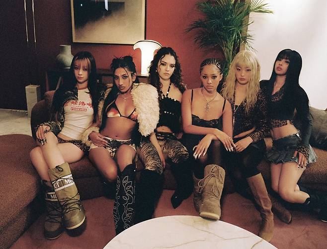 왼쪽부터 캣츠아이 메간, 라라, 다니엘라, 마농, 윤채, 소피아. 하이브 제공