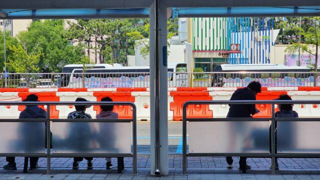 임단협 난항으로 울산 시내버스 노조가 파업에 들어간 첫날인 7일 오전 울산 태화강역 인근 버스정류장에서 승객들이 파업 사실을 모르는 듯 버스를 기다리고 있다. [울산=연합뉴스]