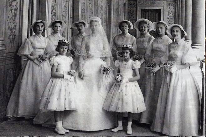 7c584003c6890362e3ed3a327d8ba857.jpg 세기의 결혼식으로 유명했던 그레이스 켈리의 결혼 사진.jpg