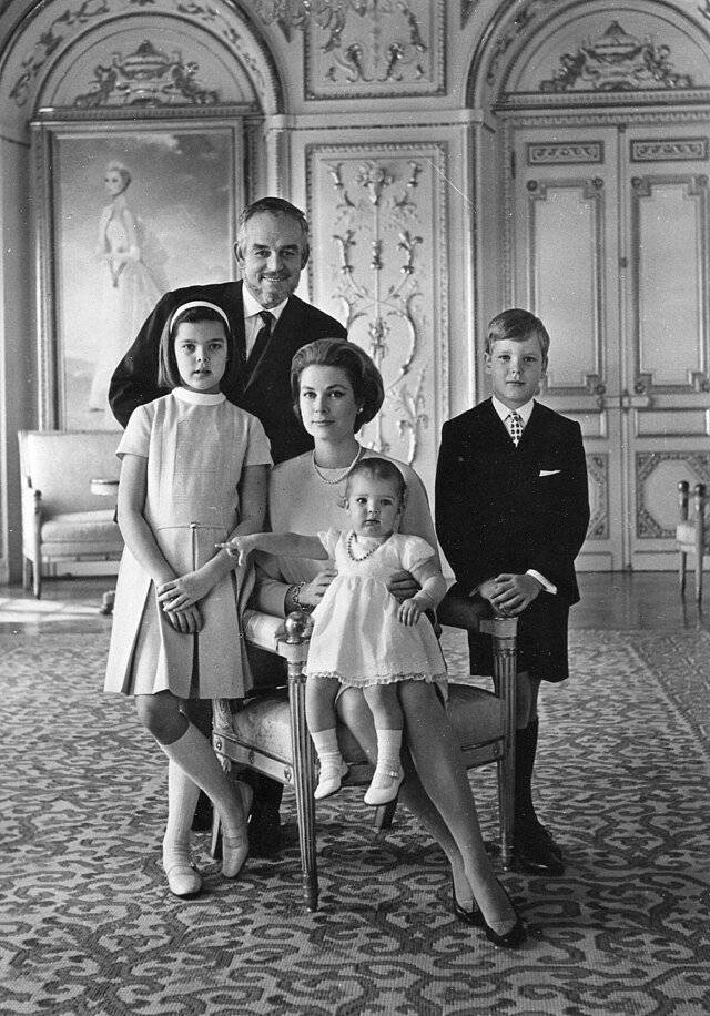Famiglia_reale_del_Principato_di_Monaco_(1966).jpg 세기의 결혼식으로 유명했던 그레이스 켈리의 결혼 사진.jpg