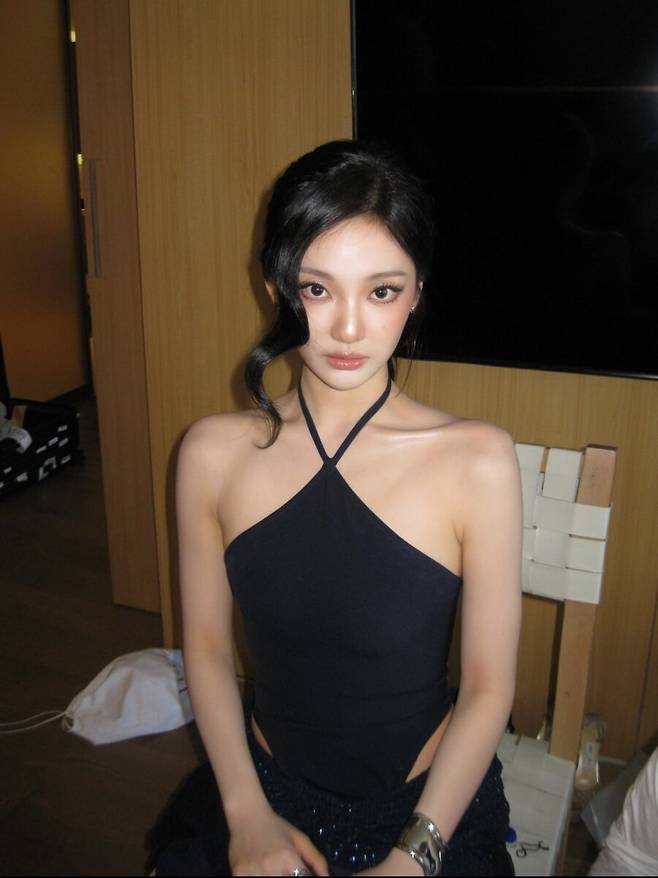 닝닝 블랙 오픈숄더 드레스 화보