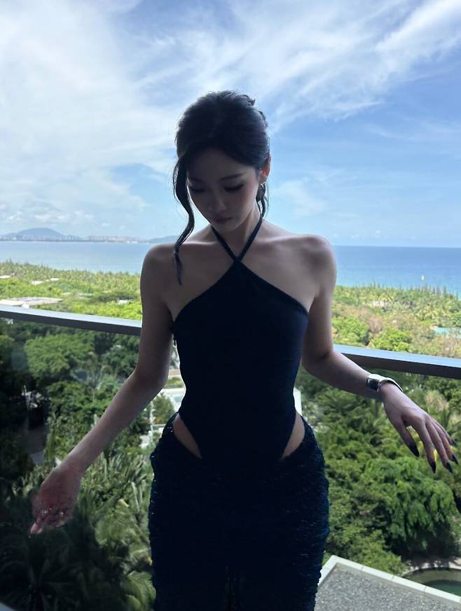 닝닝 블랙 오픈숄더 드레스 화보