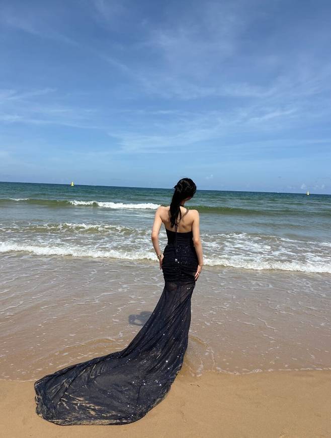 닝닝 블랙 오픈숄더 드레스 화보