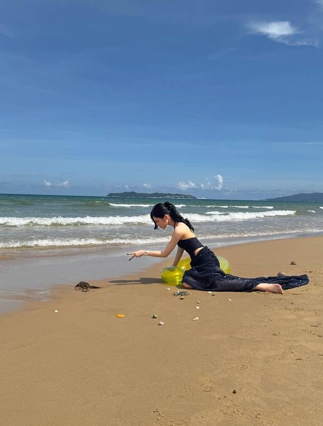 닝닝 블랙 오픈숄더 드레스 화보