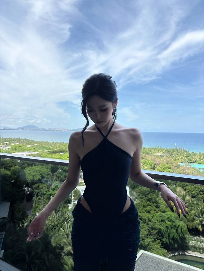 닝닝 블랙 오픈숄더 드레스 화보