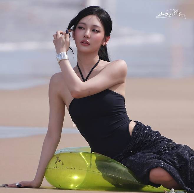 닝닝 블랙 오픈숄더 드레스 화보