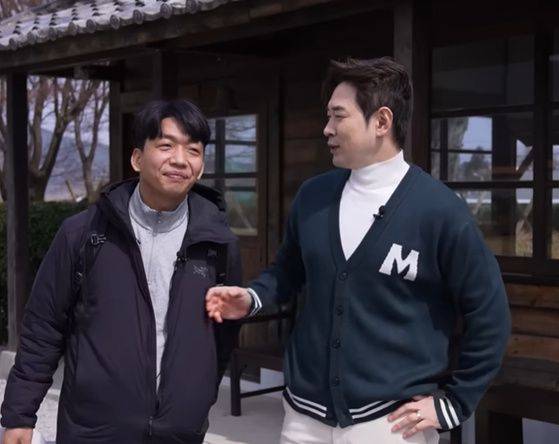 지난 5일 유튜브 채널 ‘백종원’에 올라온 영상에 ‘철가방 요리사’ 임태훈 셰프(왼쪽)와 방송인 조충현이 출연했다. 사진 유튜브 채널 ‘백종원’ 캡처