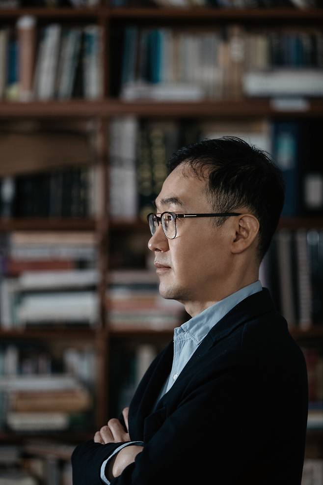 더 많은 사람을 향해 이야기해보자던 참에 칼럼 연재 제의가 들어왔다. 첫 칼럼은 첫 책의 제목이 되었다. 김영민 제공